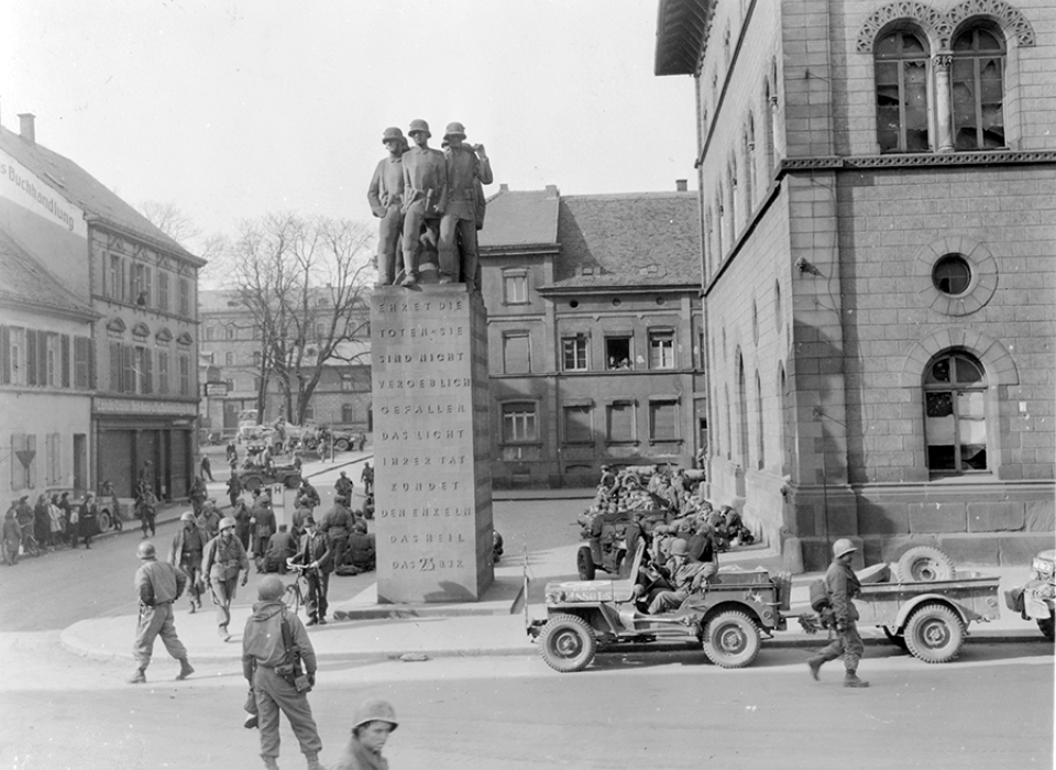 U.S. Army soldiers guard German prisoners in the public square at Kaiserslautern